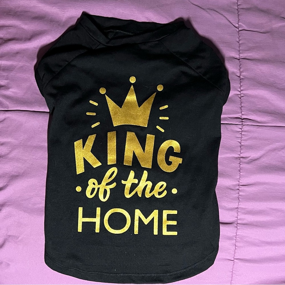 Dog graphic T Medium size “King of the Home”